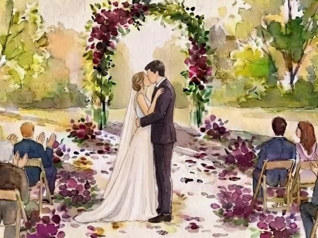 O casal se beijando sob o arco de flores, visto de uma cadeira da plateia