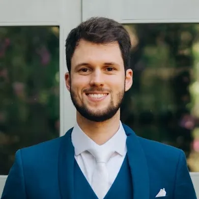 Felipe Alvares, de terno azul, sorrindo