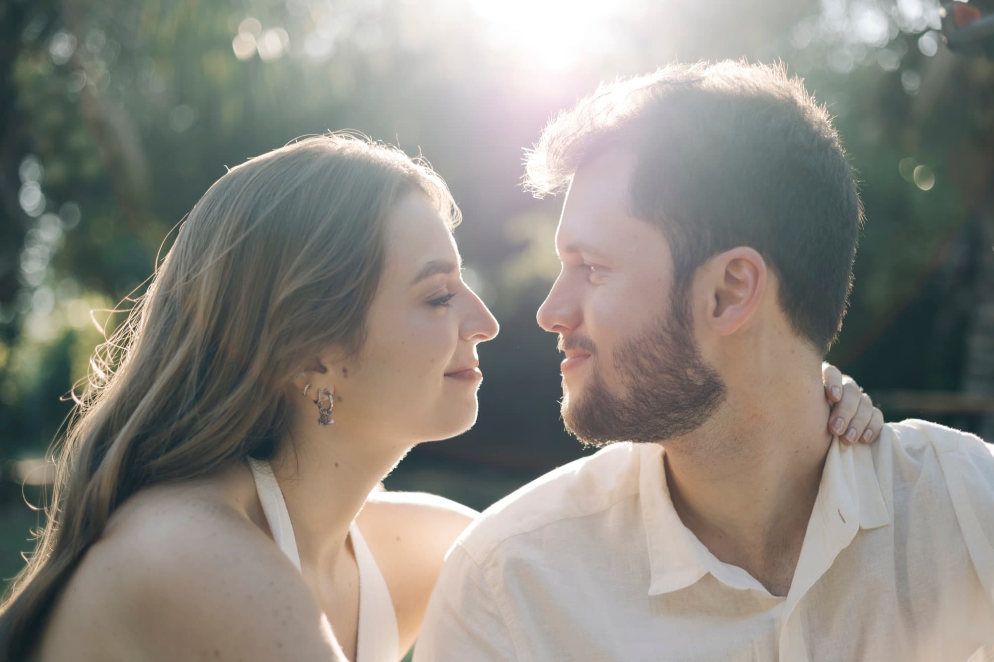 Adriana e Felipe de frente um para o outro, com o sol atrás deles